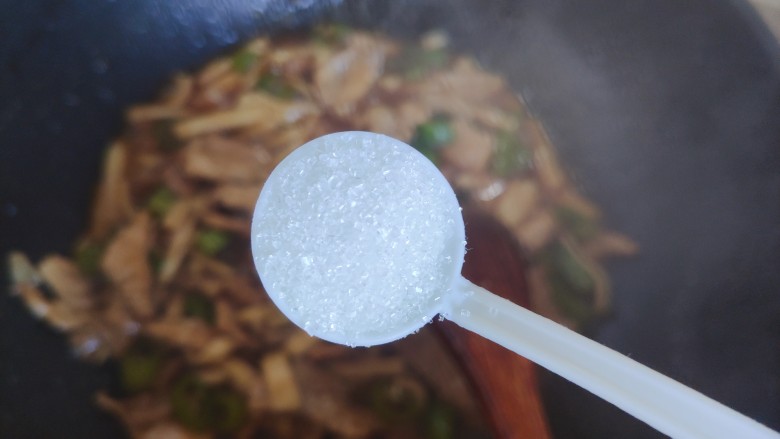 杏鲍菇炒肉片,待锅内汤汁差不多收紧,加一小勺细砂糖,翻炒均匀即可