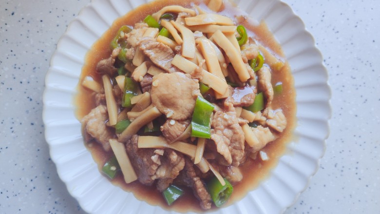 杏鲍菇炒肉片,装盘