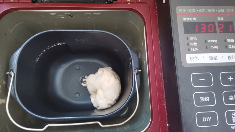 菠萝披萨,揉成光滑的面团,再放入面包机启动发酵功能1.5小时