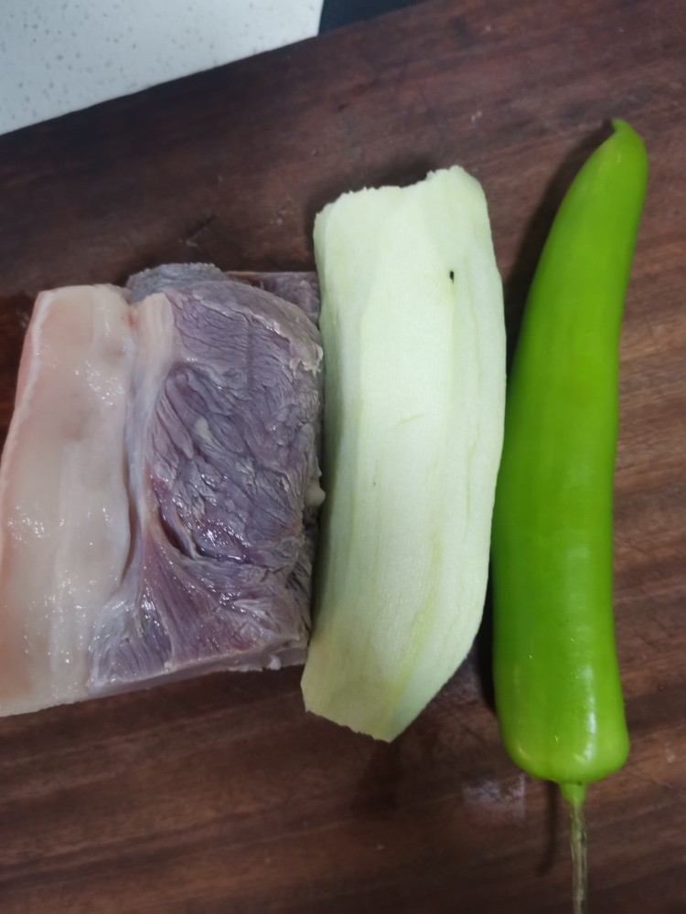 肉段烧茄子盖浇饭,食材准备,<a style='color:red;display:inline-block;' href='/shicai/ 58'>茄子</a>去皮