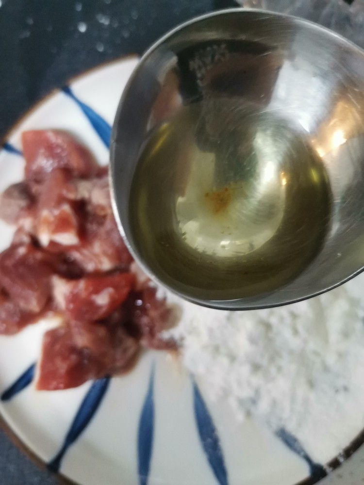 肉段烧茄子盖浇饭,加一点油,和一点水,抓拌均匀