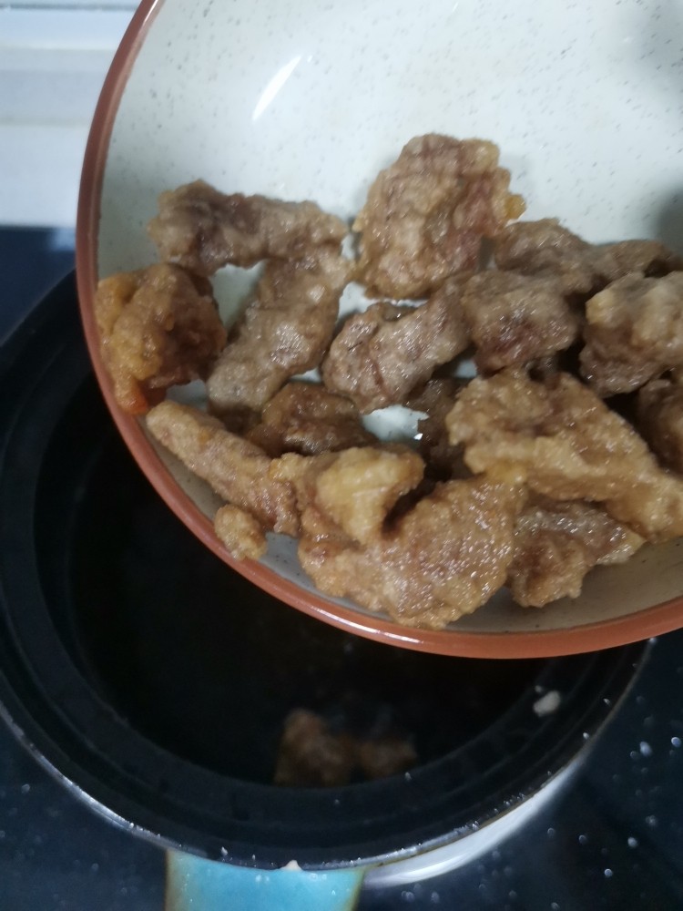 肉段烧茄子盖浇饭,油温二次升高加入肉段复炸