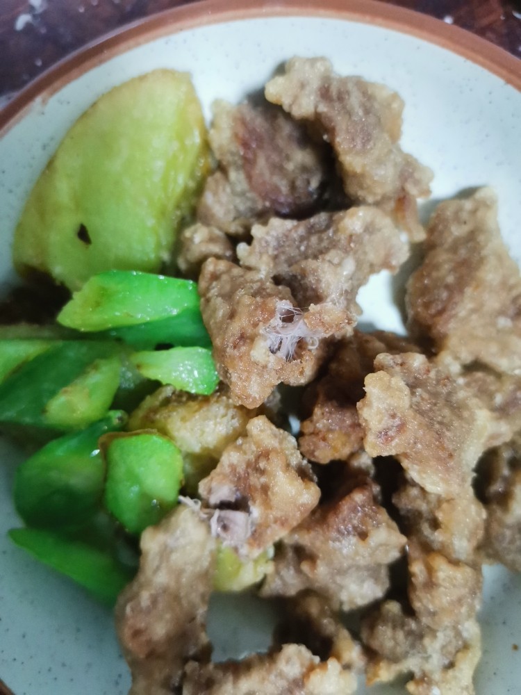 肉段烧茄子盖浇饭,茄子,肉段都炸好捞出