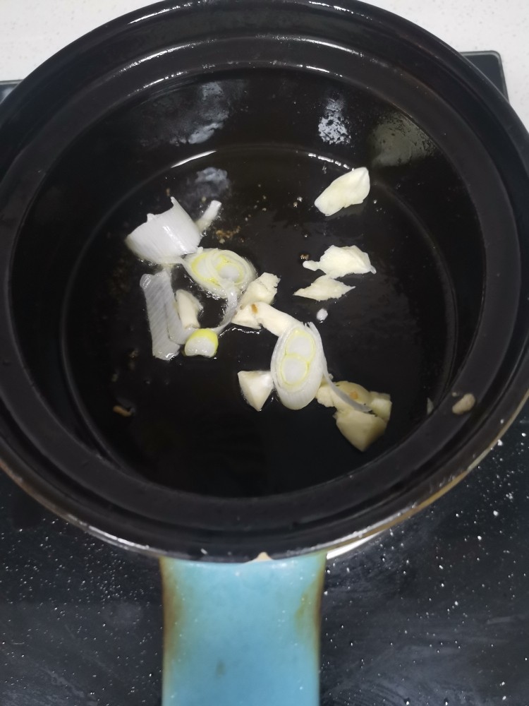 肉段烧茄子盖浇饭,另起锅下入葱,蒜片