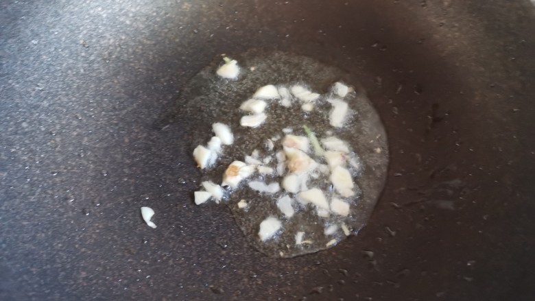 韭菜炒香干,起锅烧油,下入蒜末爆香