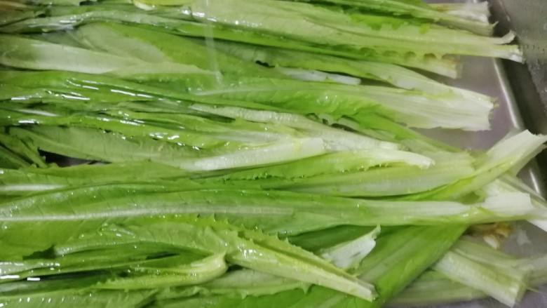 清炒油麦菜,切去根部,清水冲洗两遍,油麦菜的叶子很脆嫩洗的时候不要用力搓。
