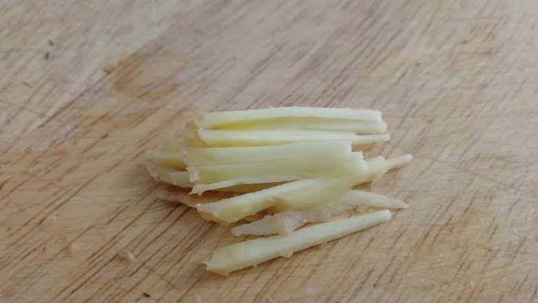 清炒油麦菜,切<a style='color:red;display:inline-block;' href='/shicai/ 37'>姜</a>丝。