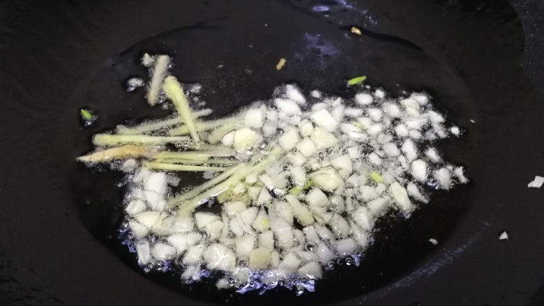 清炒油麦菜,热锅凉油,油热放入姜丝蒜末炒香。