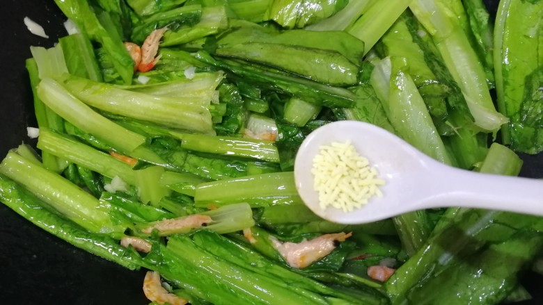 清炒油麦菜,加<a style='color:red;display:inline-block;' href='/shicai/ 756'>鸡精</a>提鲜,快速炒匀即可。