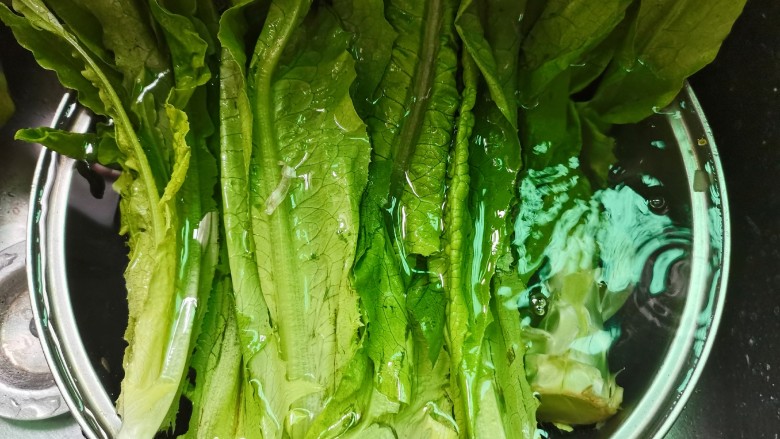 清炒油麦菜,先把油麦菜老叶片摘掉,洗净捞出