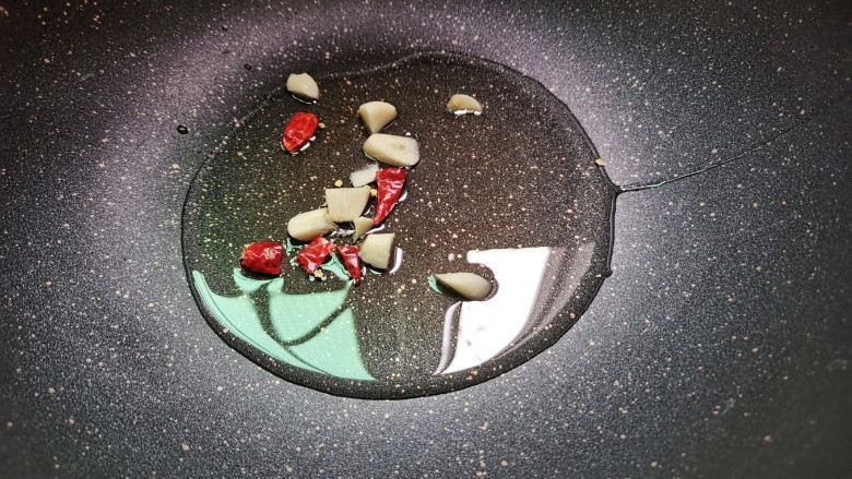 清炒油麦菜,蒜蓉,辣椒下锅煸香
