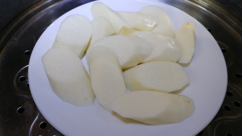 山药小馒头,放入蒸锅,蒸15分钟。