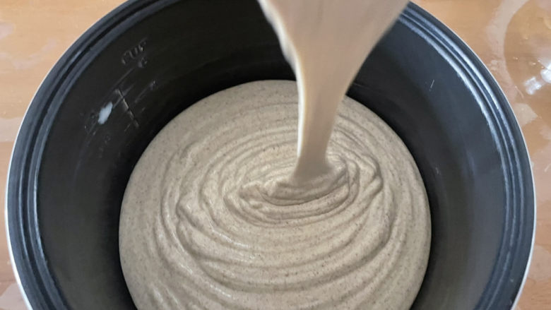杂粮木糖醇电饭煲蛋糕,蛋糕糊从高处倒入,然后抖出气泡