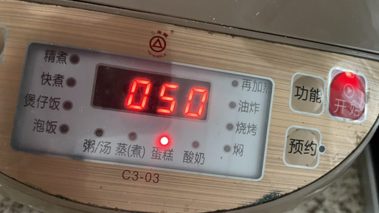 杂粮木糖醇电饭煲蛋糕,如果家里电饭煲没有蛋糕功能,也可以用煲饭功能