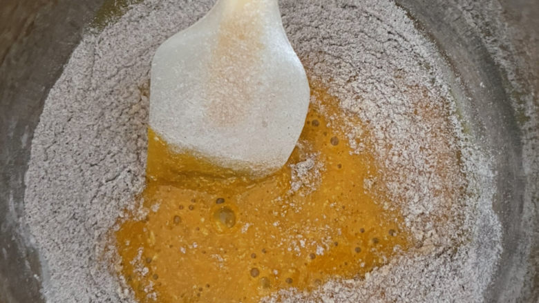 杂粮木糖醇电饭煲蛋糕,搅拌均匀,然后加入温牛奶