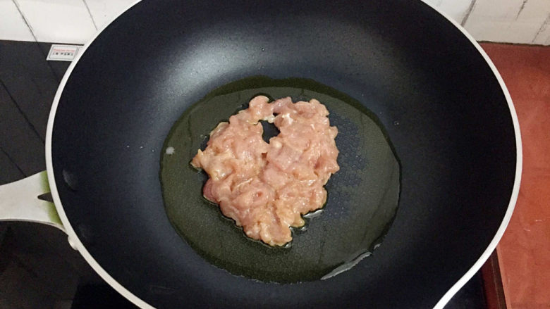 杏鲍菇炒肉片,锅中倒入适量的食用油烧热,放入猪肉