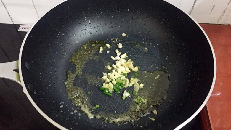 杏鲍菇炒肉片,原锅倒入适量的食用油烧热,放入葱姜蒜爆香