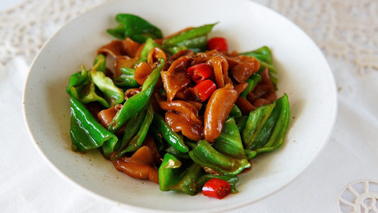 溜肥肠,肥肠香糯柔软入味,螺丝椒清脆爽口微辣。一道菜满足味蕾满足因减肥而饥肠辘辘的胃口,爽。