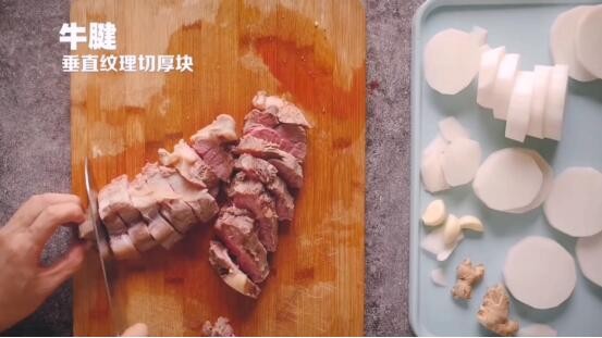 红烧牛肉面,步骤六：牛腱肉垂直按纹理切厚块。