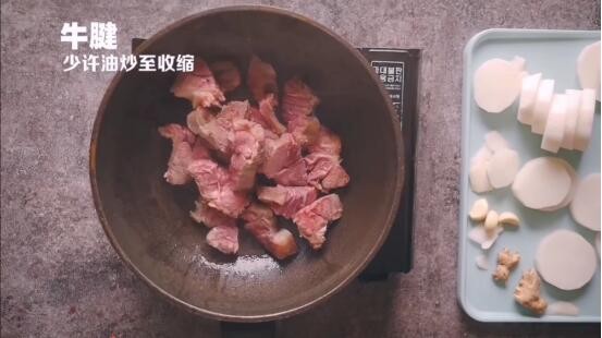 红烧牛肉面,步骤七：起锅烧油，炒牛肉至收缩。盛出。