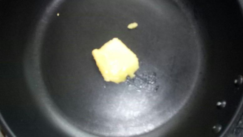 牛排意面,平底锅放入牛排专用油,小火融化。