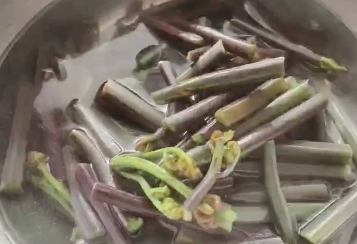 凉拌蕨菜,捞出过凉水,使其保持清脆