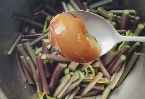 凉拌蕨菜,而后沥干水分,加入一勺花生酱