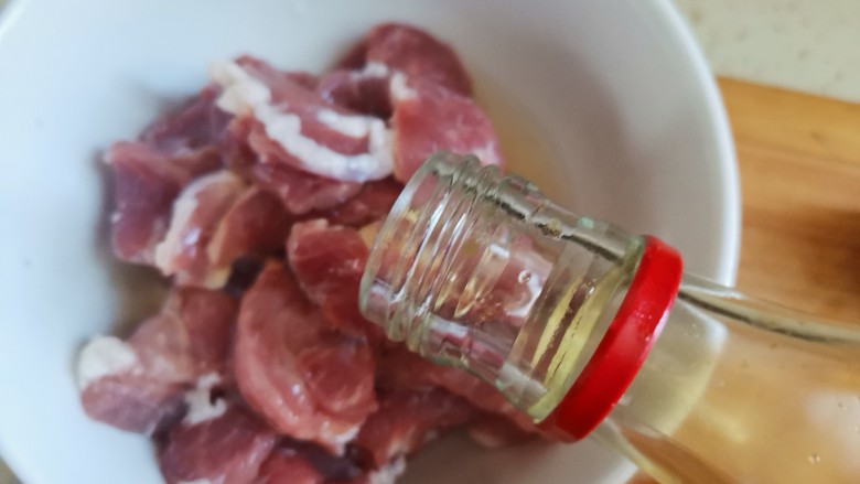 杏鲍菇炒肉片,装入碗中,加一勺<a style='color:red;display:inline-block;' href='/shicai/ 718'>料酒</a>