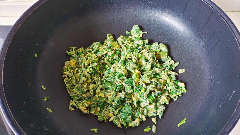 荠菜炒鸡蛋,煎至成型,用筷子或者铲子划散即可