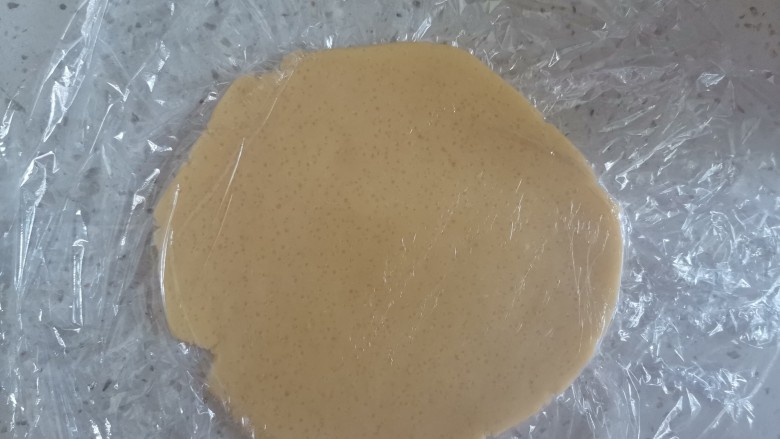 酸奶泡芙,上下封上保鲜膜擀成薄饼,放入冰箱冷藏