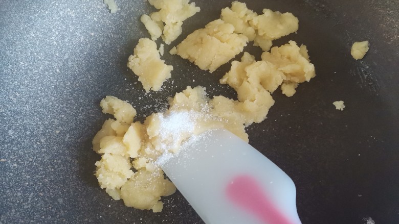 酸奶泡芙,倒入低筋面粉,快速翻拌均匀,加入一勺糖和一克盐