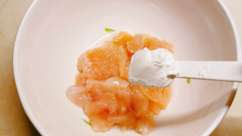 杏鲍菇炒肉片,<a style='color:red;display:inline-block;' href='/shicai/ 101'>鸡胸肉</a>切片放入大碗里,加入淀粉。