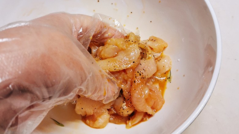 杏鲍菇炒肉片,反复抓拌均匀,静置15分钟。