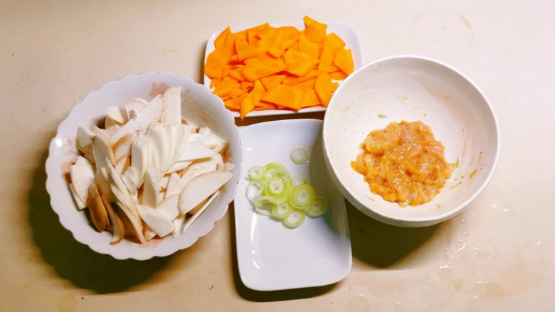 杏鲍菇炒肉片,<a style='color:red;display:inline-block;' href='/shicai/ 3250'>葱</a>切片,食材已经处理好了。