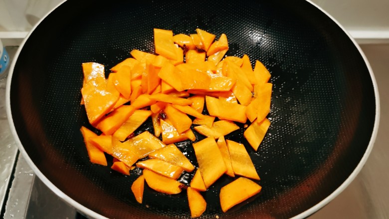 杏鲍菇炒肉片,起油锅放入2汤匙食用油,放入<a style='color:red;display:inline-block;' href='/shicai/ 695'>八角</a>炒香,放入胡萝卜片翻炒。