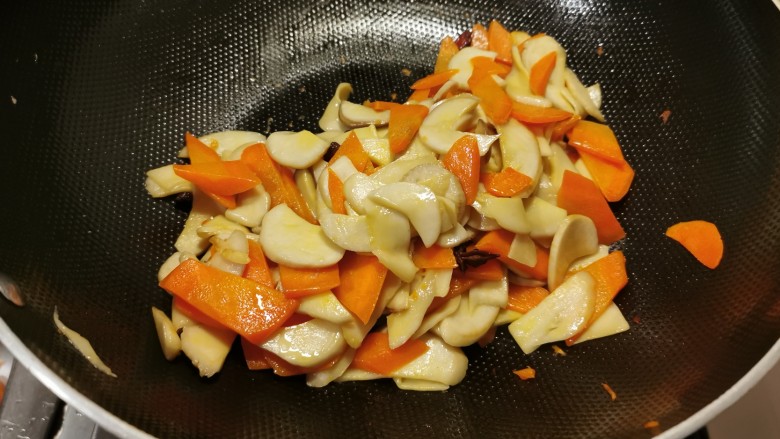 杏鲍菇炒肉片,放入杏鲍菇翻炒成熟,盛出备用。