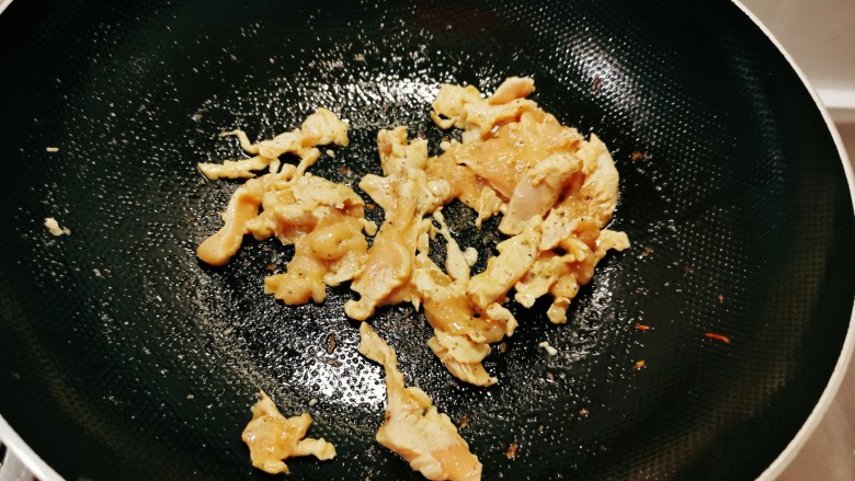 杏鲍菇炒肉片,再起油锅放入1汤匙食用油,油热后放入肉片翻炒变色。