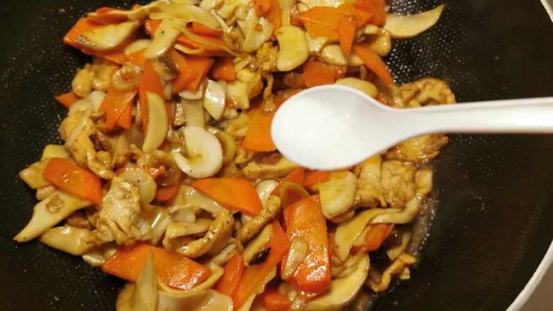 杏鲍菇炒肉片,放入炒好的杏鲍菇和胡萝卜,按照自己口味添加盐调味。