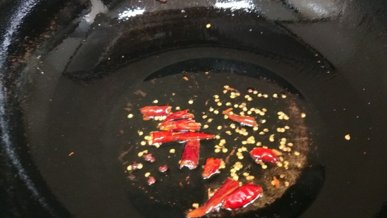 荠菜拌香干,锅中倒入爆香葱姜蒜,八角,花椒捞出来,放干辣椒。