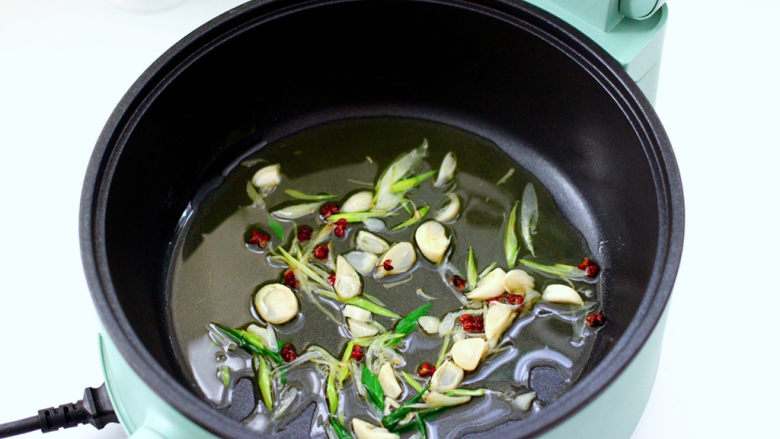 黑啤烧鸡翅,炒菜机倒油,放入<a style='color:red;display:inline-block;' href='/shicai/ 700'>花椒</a>,葱姜蒜。
