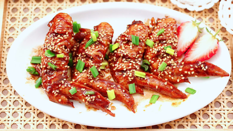 黑啤烧鸡翅,色泽红亮诱人,香味飘满了整个房间。