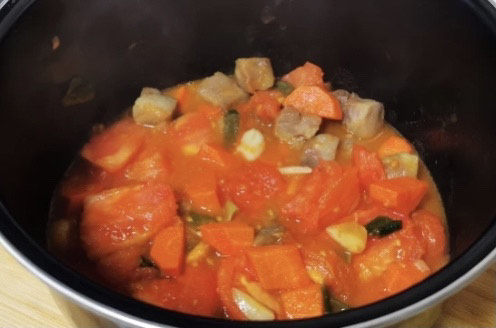 番茄牛肉面,炒至番茄变软,把炒锅中的材料全部倒进电压力锅中炖至软烂。