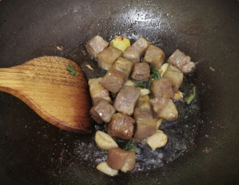 番茄牛肉面,加入<a style='color:red;display:inline-block;' href='/shicai/ 718'>料酒</a>翻炒出香味,加入桂皮八角香叶等继续翻炒。