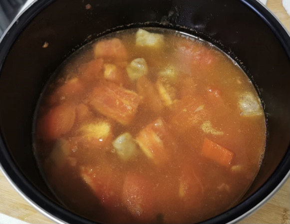 番茄牛肉面,加汤,一定要加开水,不可以加凉水,否则牛肉炖不烂比较柴。可以加一点盐调味。