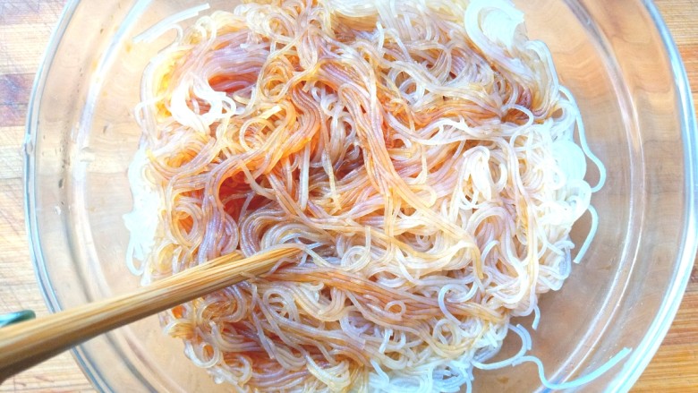 韭菜炒粉丝,捞出过凉水,捞入碗中倒入少许<a style='color:red;display:inline-block;' href='/shicai/ 762'>老抽</a>搅拌均匀