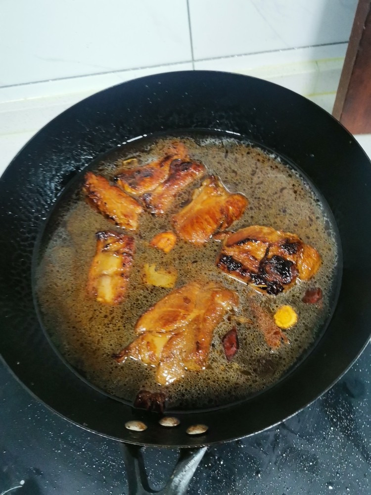 排骨烧架豆,炒出香味,加水,没过排骨的水,大火烧开转中小火