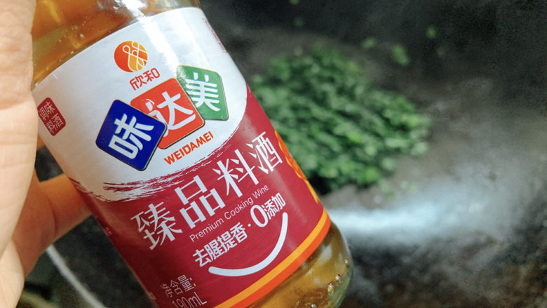 荠菜炒鸡蛋,炒至变软之后,加适量料酒提香
