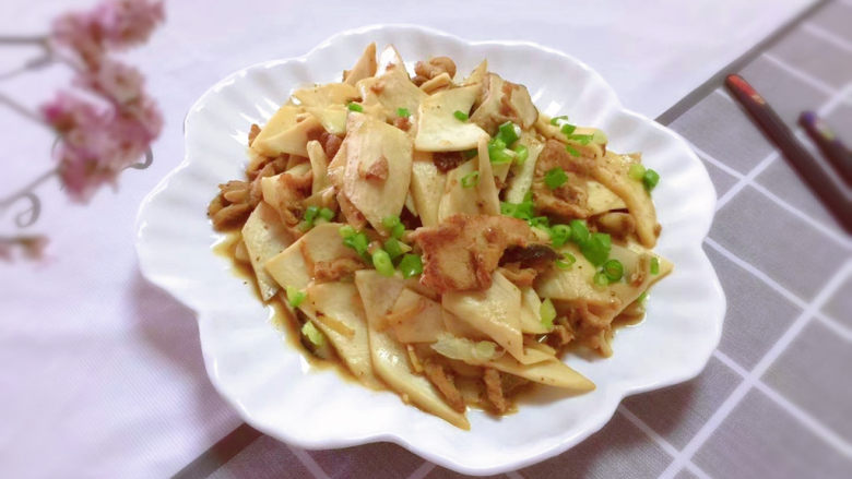 杏鲍菇炒肉片,装盘