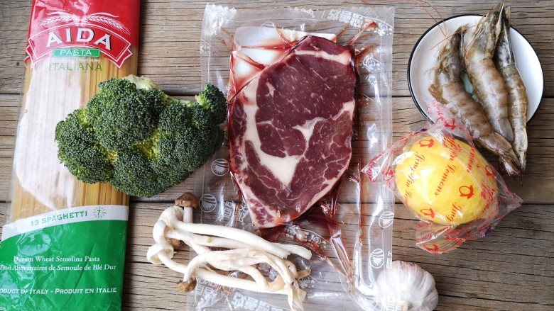 牛排意面,准备食材。
肉眼牛排:煎烤最香!
肉眼牛排其实就是我们说的靠近牛肋骨上的肉。肉眼一般取自牛身中间的无骨部分,其中“眼”是指:肌肉的圆形横切面,由于这个部分的肌肉不会经常活动,所以肉质十分柔软、多汁,而且均匀分布着满雪花纹脂肪。