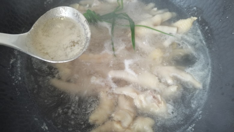 柠檬鸡爪,烧开除去浮沫,继续烧12分钟